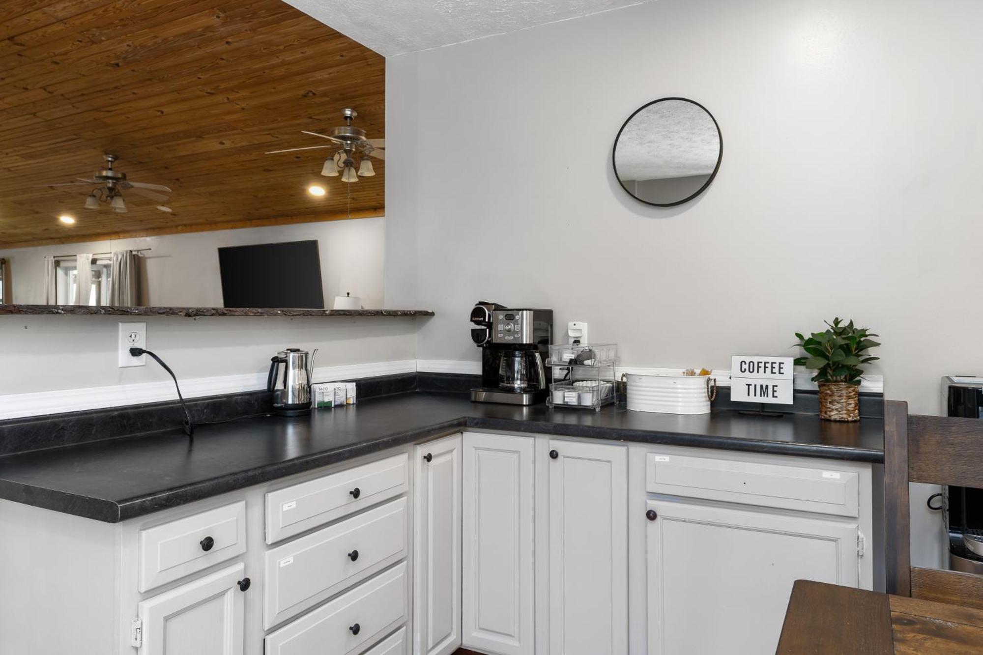Spacious Cabin Near Hocking Hills And Caves With Hot Tub And Firepit Laurelville ภายนอก รูปภาพ